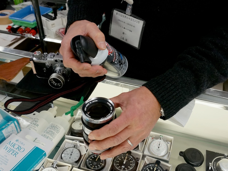 レンズの清掃を実演してもらった。まずはブロアーでごみを吹き飛ばす。