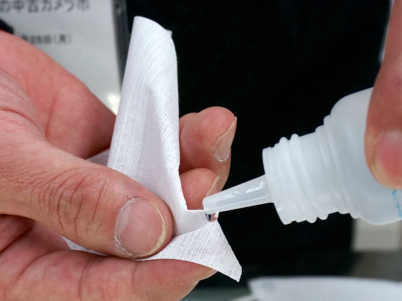 クリーニング液をペーパーに1〜2滴含ませる。たっぷり含ませていいそうだ。