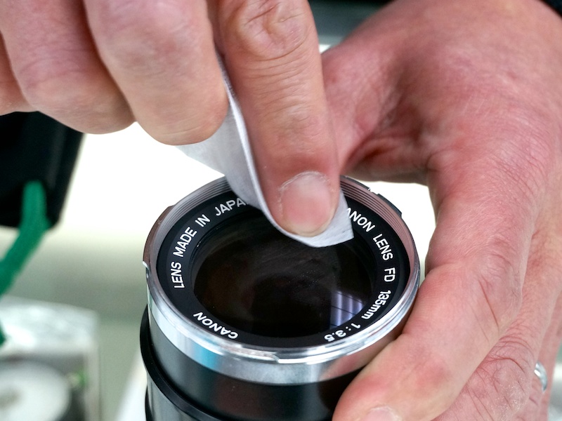 レンズを拭く。「円を描くように……」というのが定番の拭き方だが、Curaは拭き取りあとが残りにくいので、縦・横方向に拭いても問題ない。このあと、から拭きをする。