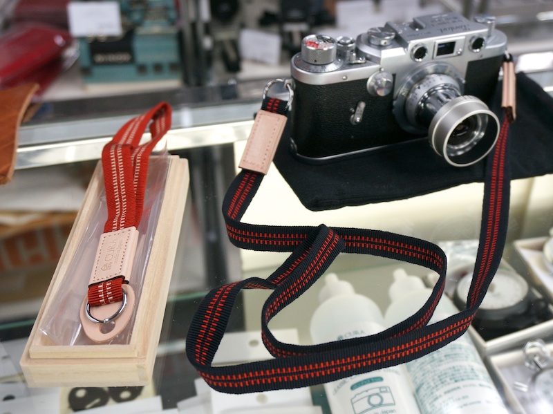 真田紐ハンドストラップ（左）と真田紐ネックストラップ