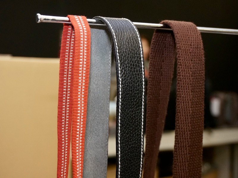 各ストラップの質感を触って確かめられる。左から真田紐、天然シボ革、ヘリンボーン織。