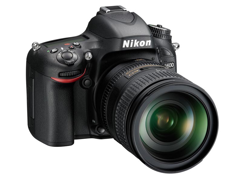 AF-S NIKKOR 28-300mm F3.5-5.6 G ED VRを装着したD600