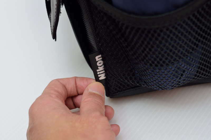 「Nikon」ロゴは小さなタグにあるだけ。