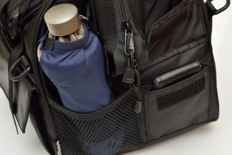 メッシュポケットには折り畳み傘やペットボトルを収納できる。その隣のポケットには、名刺入れやポケットティッシュなどを入れると良さそうだ。
