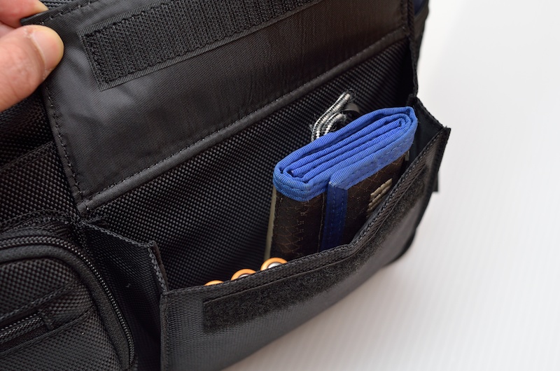 2つのサイドポケットには、予備電池とコンパクトデジタルカメラ、メモリーカードケースなどが収納可能。