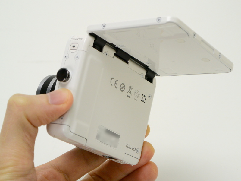 タッチパネル式の液晶モニターは90度までのチルトに対応。カメラを上下反転させることで、ハイアングル・ローアングルそれぞれの撮影を助ける