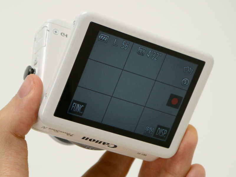 タッチパネル式の液晶モニターは90度までのチルトに対応。カメラを上下反転させることで、ハイアングル・ローアングルそれぞれの撮影を助ける