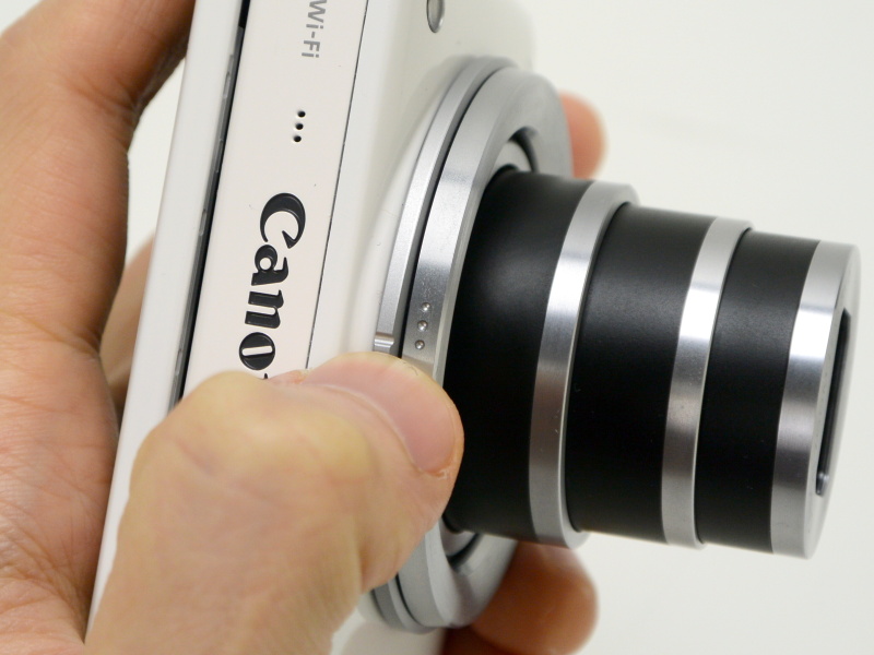 シャッターリングの根元側にあるズームリング（「|||」のマーク）を操作したところ。使い方はコンパクトデジカメのズームレバーに近い