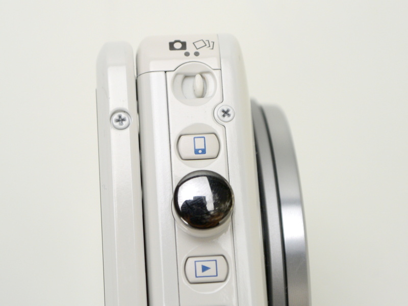 「ワンタッチスマホボタン」を撮影モードのスライドスイッチ下に配置。電源オフの状態で押すと、すぐにスマホから接続可能な状態で起動する