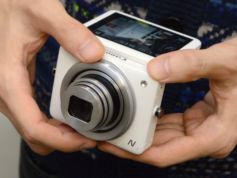 タッチパネル式の液晶モニターは90度までのチルトに対応。カメラを上下反転させることで、ハイアングル・ローアングルそれぞれの撮影を助ける