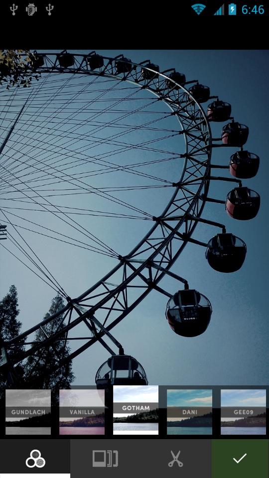 画面左下のアイコンをタップすると、「フィルター」を付加できる。画像表示部を左右にフリックすることでも変更できる