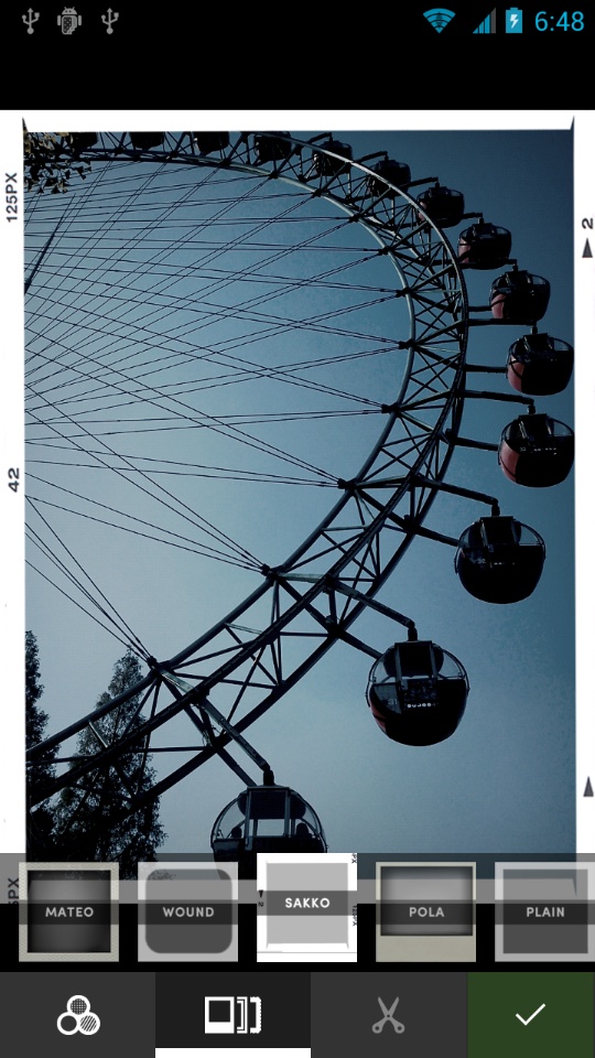 上下のフリックもしくは「フレーム」タブをタップすることで、画像にフレームを追加できる。「フィルター」同様、選んだフレームは画面ですぐにチェック可能だ