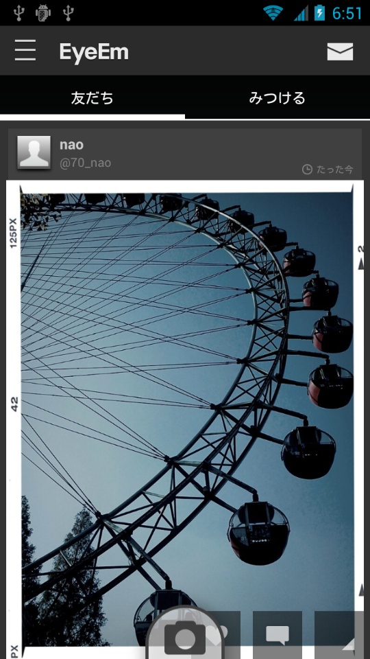アップロードが完了した画像データは、メイン画面で確認できる。上下にフリックすると、すでにアップロード済みの他の画像データに切り替えられる
