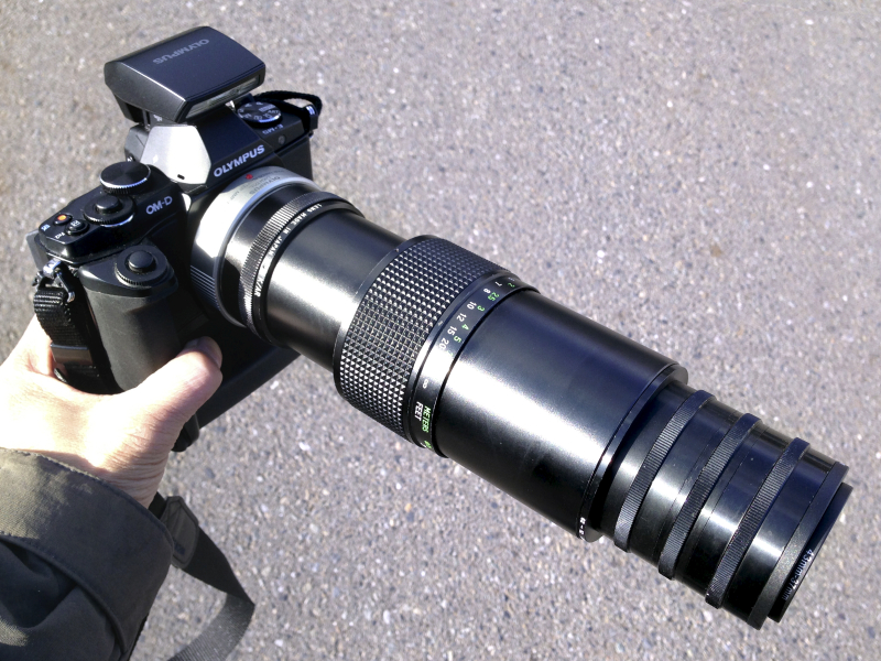 「OLYMPUS OM-D E-M5」にコニカARマウントの「Vivitar 135mm F2.8 Close Focusing」を装着。レンズ改造は連載第1回目の「<a href="http://dc.watch.impress.co.jp/cda/labo/2008/02/28/7994.html" class="strong">フォーサーズボディにヘキサノンARレンズを装着する</a>」を踏襲している。このレンズは撮影画像にゴーストが写り込む致命的欠陥があったが、フードを装着するアイデアで何とか克服できた。