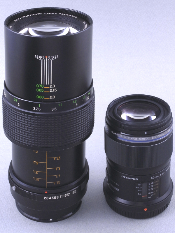 最大倍率の1/2倍撮影時Vivitar 135mm F2.8 Close Focusはダブルヘリコイドによって全長が1.5倍ほども伸びる。対してインナーフォーカスを採用したM.ZUIKO DIGITAL ED 60mm F2.8 Macro」は、撮影倍率によるレンズの伸縮はない。実用的にはインナーフォーカスの方が有利だが、にょきにょき伸びるヘリコイドにはカラクリ的な面白さがある。