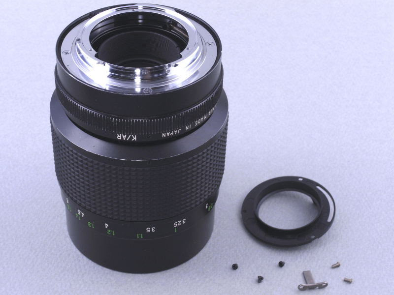 ネジを緩めて連動レバーなどのパーツを取り外す。このあたりの工作は、連載第1回目と同じである。