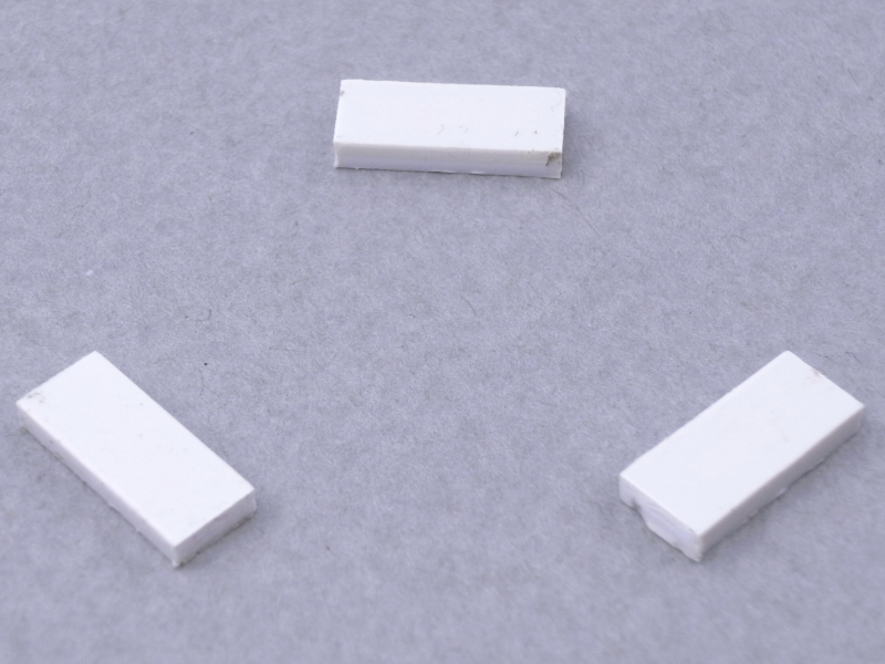 次に、1.5mm厚のABS板をカットしてスペーサーパーツを3個製作。裏には両面テープを貼り付ける。