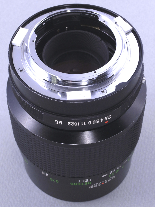 マウントの3本爪の位置に合わせ、スペーサーを貼り付ける。これでフォーサーズマウントへの装着が可能になる。連載第1回目の改造ではスペーサーを4個貼り付けていたので、ちょっと合理化している。今回も可逆改造なのでもとのARマウントに戻すこともできる。