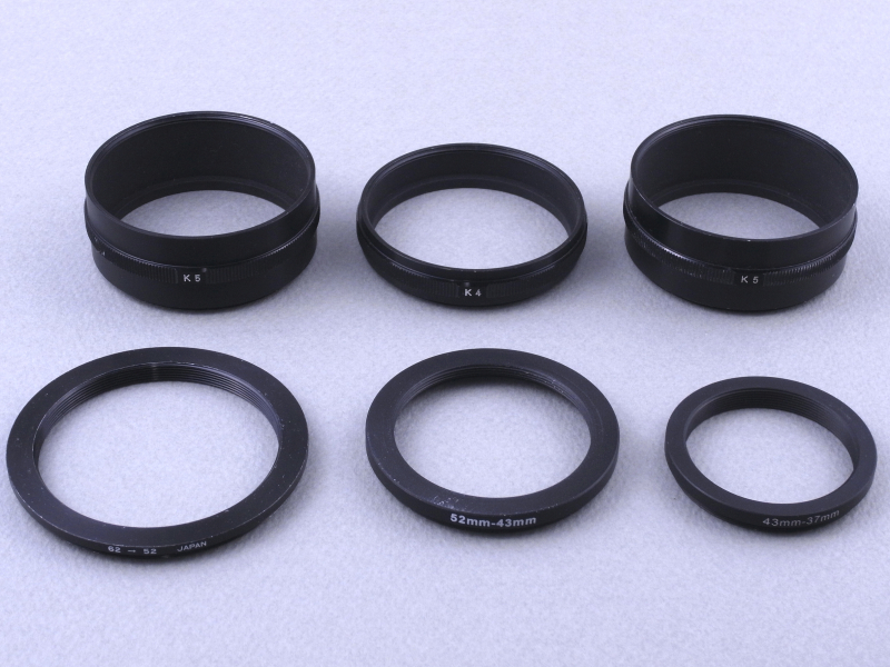 ゴーストの問題はデジタル専用設計でないことの弱みだろう。とすっかりあきらめていたのだが、つい最近ふと解決策が頭に浮かんだ。「内面反射でゴーストが発生するなら遮光してみよう!」というわけで手持ちのリング類を組み合わせてフードを作ってみることにした。