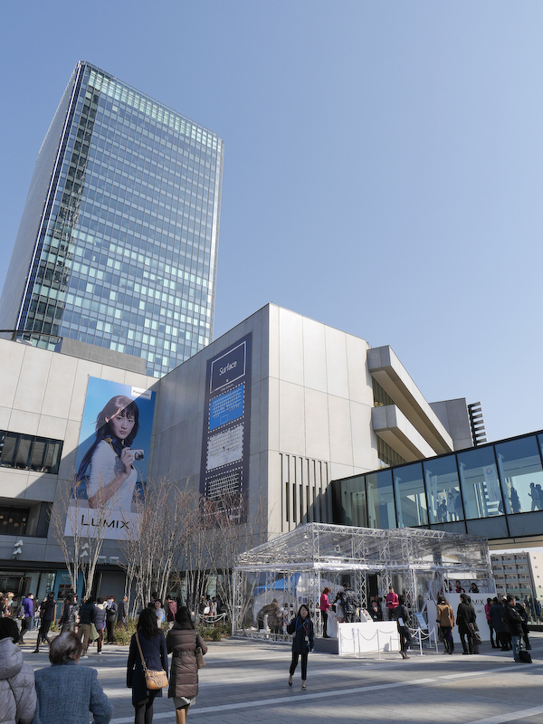 会場は東京スカイツリーのすぐ下。商業施設の壁面にはLUMIXのイメージキャラクターである綾瀬はるかさんの大きなポスターも掲出されていた。