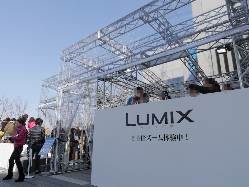 会場は東京スカイツリーのすぐ下。商業施設の壁面にはLUMIXのイメージキャラクターである綾瀬はるかさんの大きなポスターも掲出されていた。