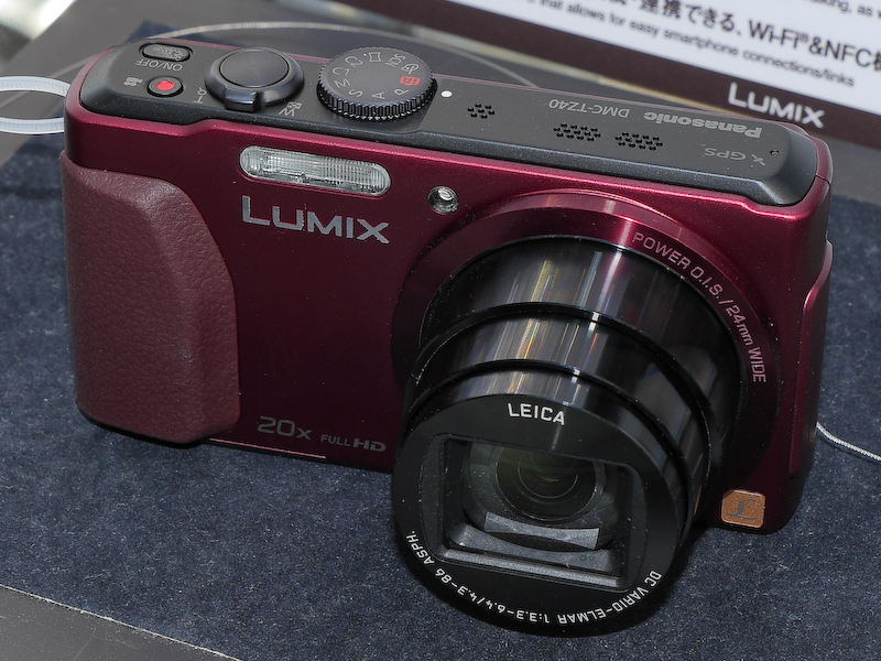 タッチアンドトライコーナーのDMC-TZ40。撮像素子は1/2.3型有効1,810万画素MOSセンサー。実勢価格は4万2,600円前後。