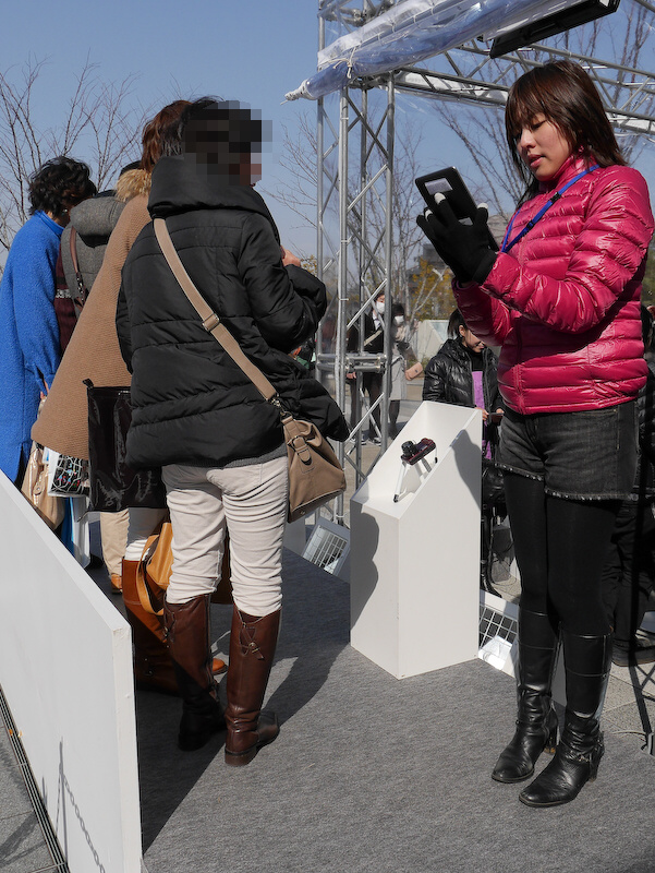 東京スカイツリーオリジナル記念写真コーナーでは、スカイツリーをバックに来場者が撮影してもらえるもの。