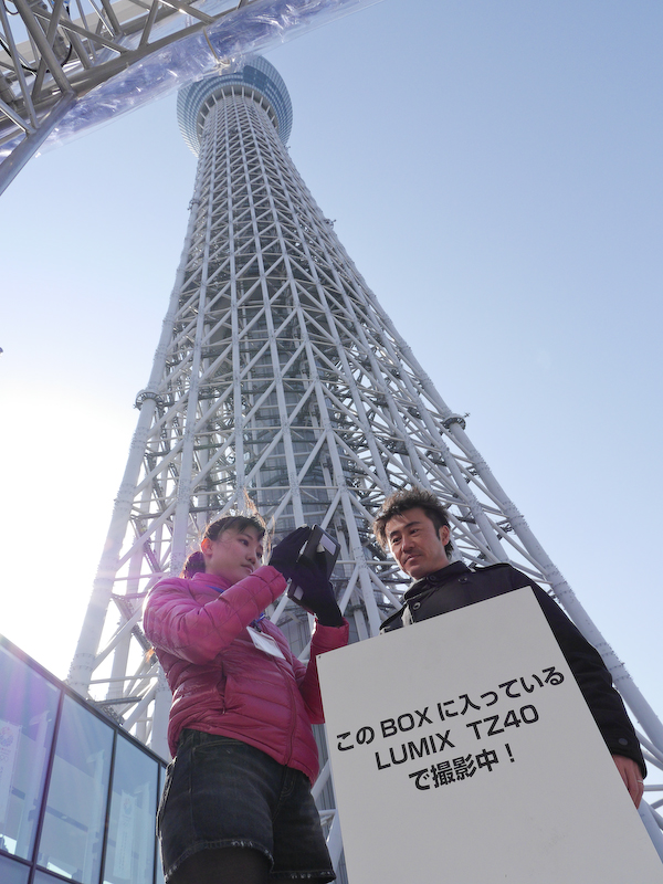 東京スカイツリーオリジナル記念写真コーナーでは、スカイツリーをバックに来場者が撮影してもらえるもの。