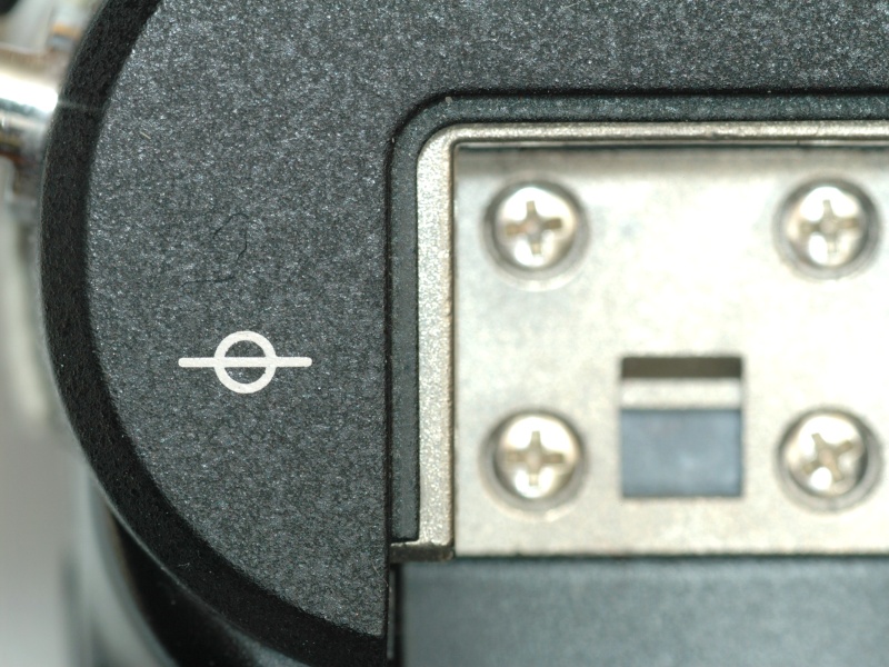 ミラーレスカメラ（ノンレフレックスカメラ）でも撮像面マークを入れているものがある。写真はNikon 1 V1