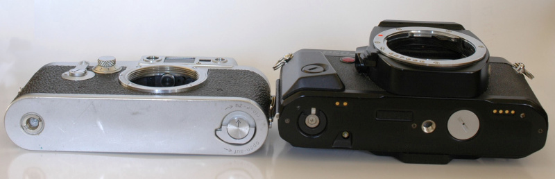 同じ35mm判のカメラでも、レンジファインダーカメラ（左）に比べて一眼レフカメラ（右）の方がフランジバックが長くなる