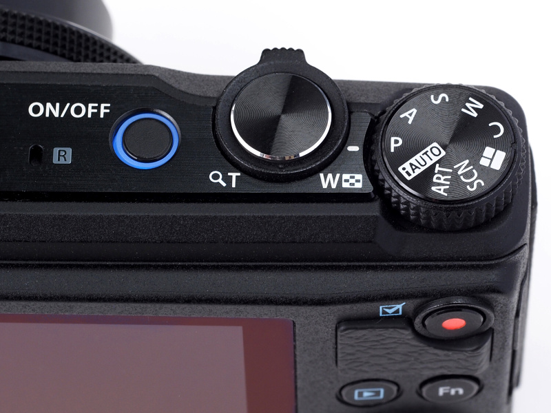 シャッターボタン周辺。ズームレバーやモードダイヤルが備わる。モードダイヤル中、アートフィルターやフォトストーリーは独立した撮影モードとして設定されている。