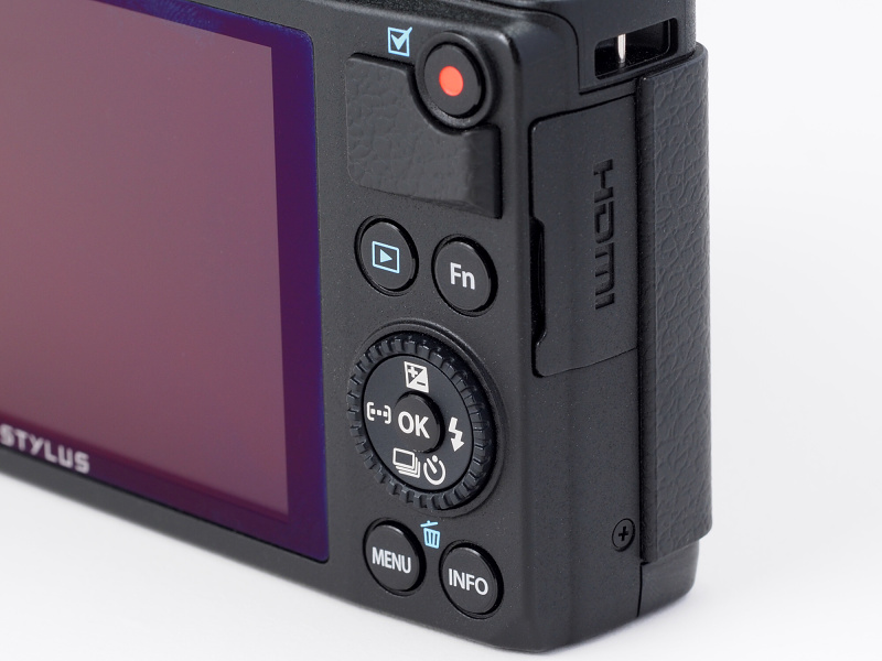 コントロールダイヤル周辺部。ボタン類の多さは小型のコンパクトデジタルカメラといえど操作性に妥協がないことをうかがわせている。