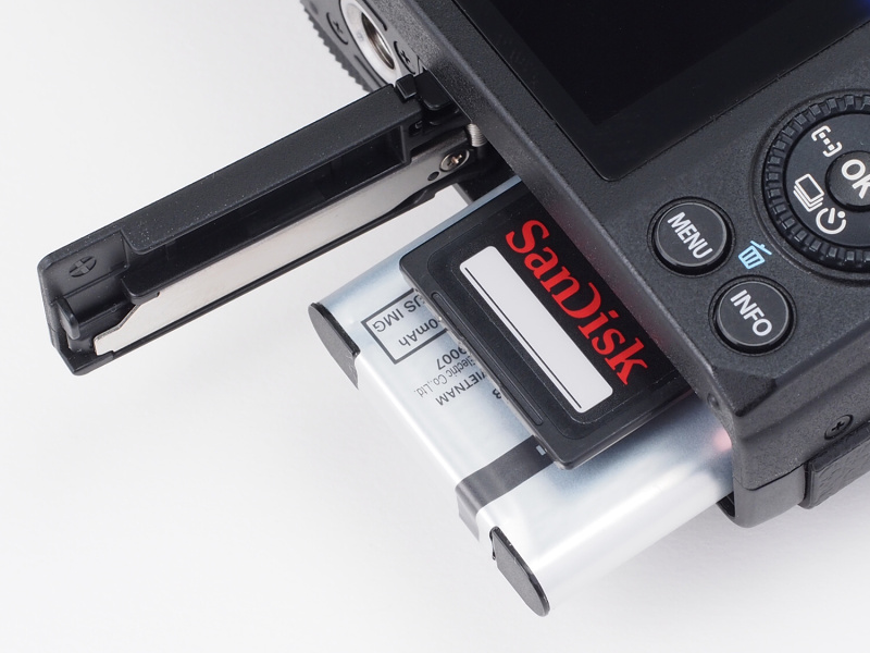バッテリー及び記録メディア室。SDXCカードやEye-Fiカード、FlashAirにも対応する。バッテリーはLI-50Bが1個付属する。
