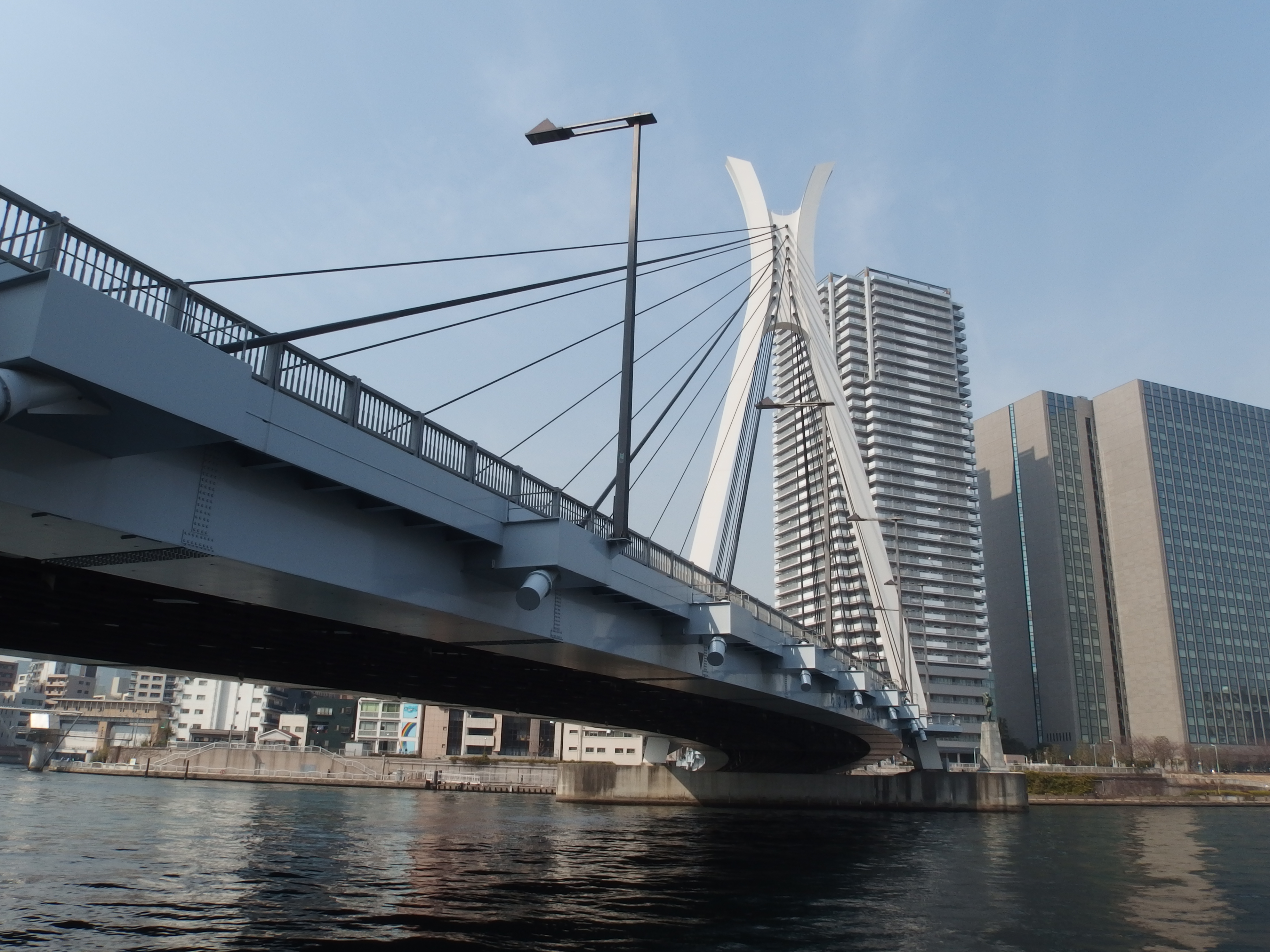 広角端（焦点距離26mm相当）絞りF8での撮影。開放絞りに比べて画質的に鮮鋭性に劣る。