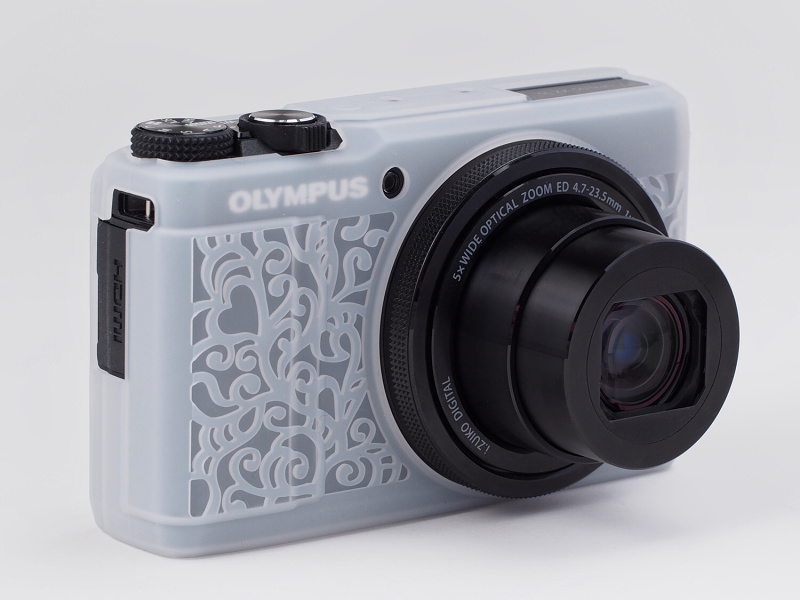 カメラを傷から守り凹凸のある柄でホールディング性能にも貢献するエレガントな着せ替えジャケットだ。