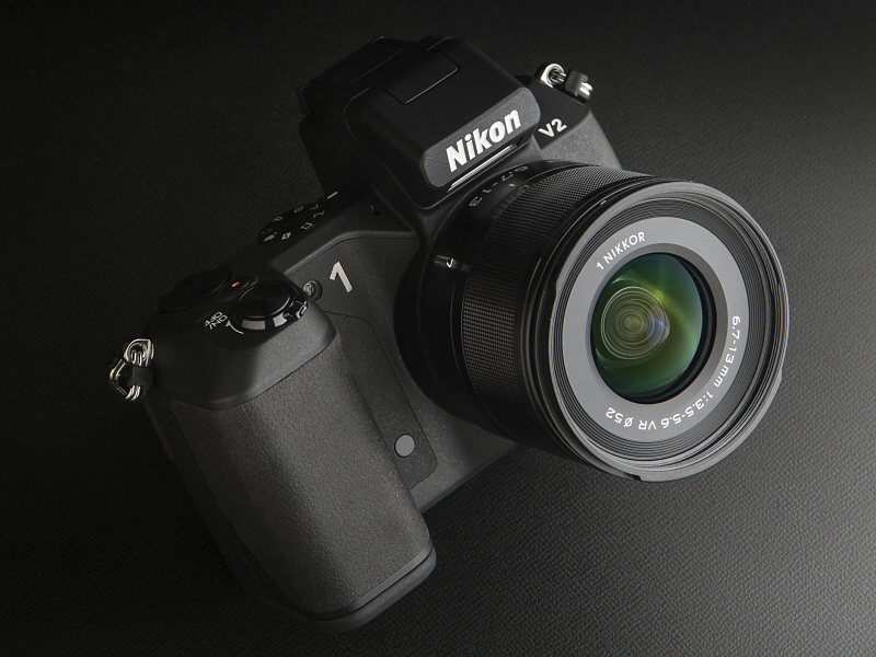 Nikon 1 V2に装着したところ。発売は3月7日。実勢価格は6万2,800円前後