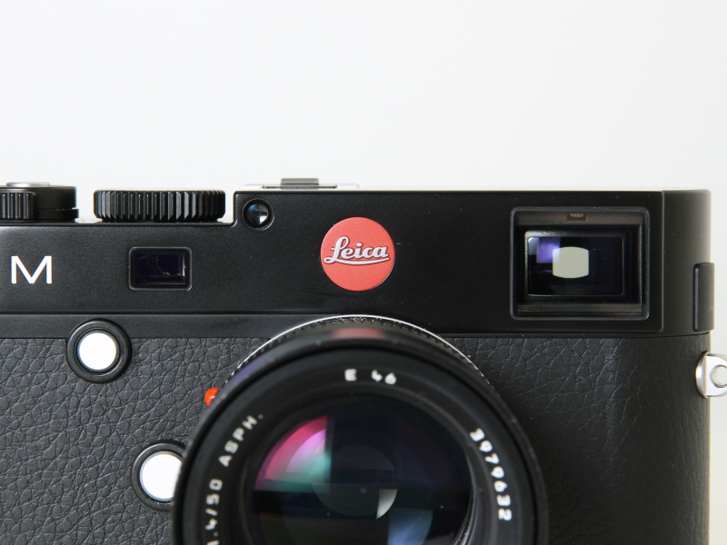 ブライトフレームがLED式になり、ボディ前面から採光窓がなくなった。ファインダー倍率は0.68倍でM9と同じ