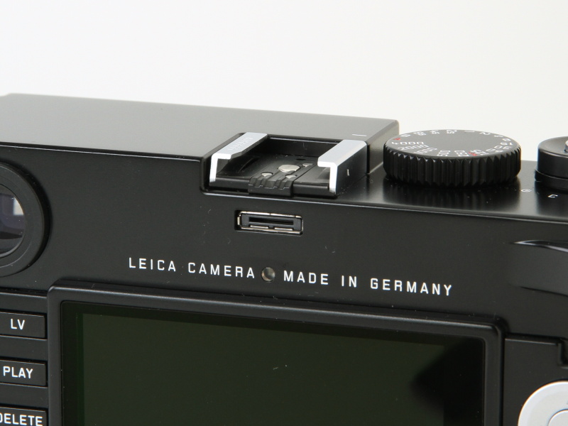 ホットシューは外付けEVFや外部マイクアダプターを利用するための端子も備えた