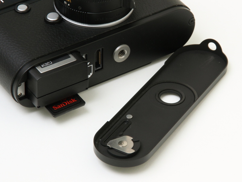 ベースプレートを開けたところ。バッテリーがボディ幅いっぱいに大型化しているのが特徴的