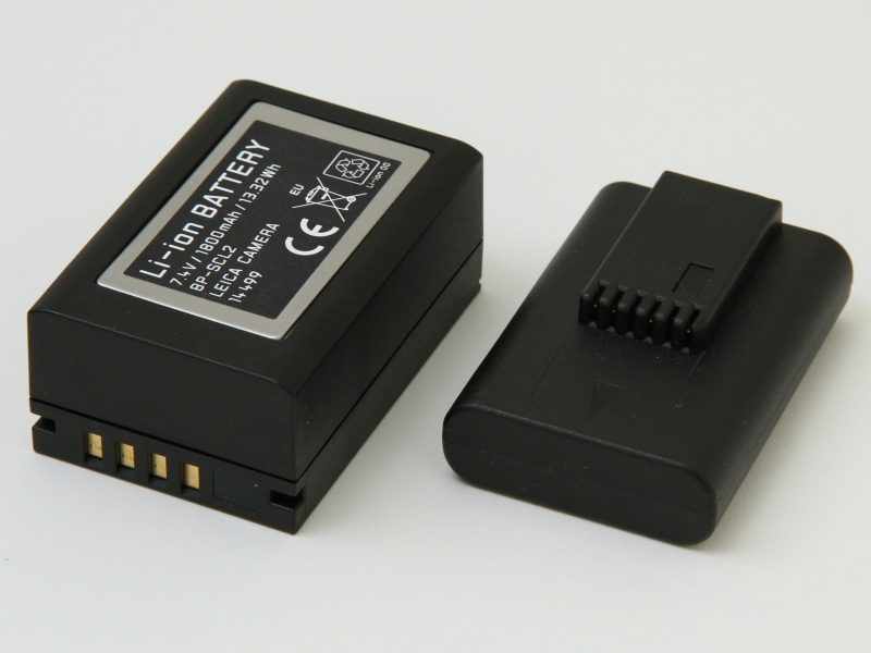 （参考）ライカM9などのバッテリー（右）と比較