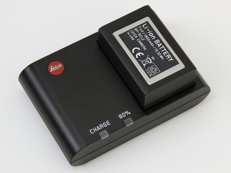 付属のチャージャーは赤バッジが印象的。80%充電のインジケーターも備える