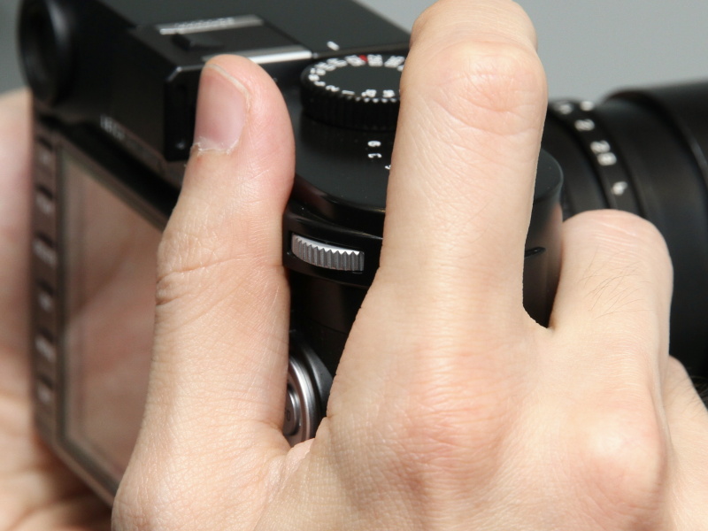 ダイヤル部分がサムグリップのように機能する