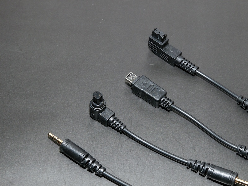 通信ユニットとカメラを接続するための各種ケーブル。1パッケージに1本ついている