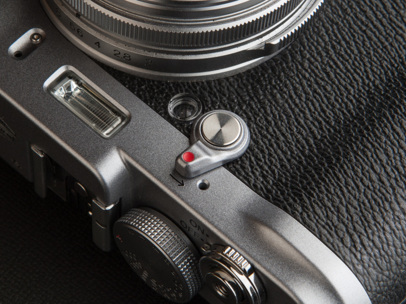 ファインダー切換レバーの形状が変わり、従来機よりも操作しやすくなった