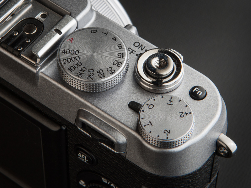 露出補正ダイヤルのトルクが重くなり、不用意にダイヤルが動いてしまう誤動作を防ぐ