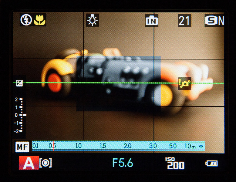 デジタルスプリットイメージを呼び出すと、中央部が帯状に分離したモノクロ状態になる