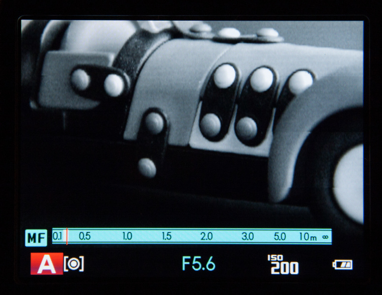 ピントリングをまわして合焦すると、くし状のズレが消えて像がクリアに表示される