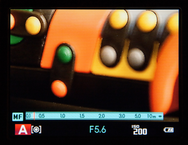 アウトフォーカスした状態では輪郭強調がない。込み入った画像でもピント合わせしやすい