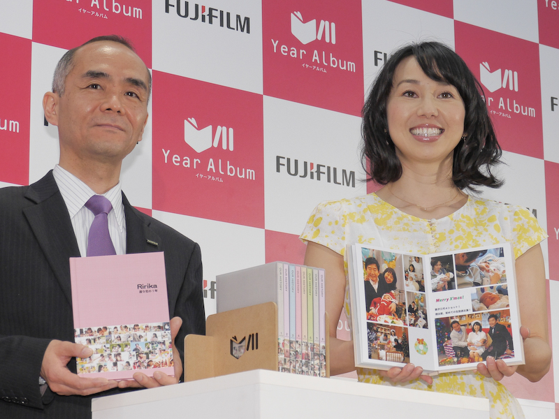 富士フイルム イメージング事業部長の山元正人氏（左）とプロゴルファーでタレントの東尾理子さん（右）。