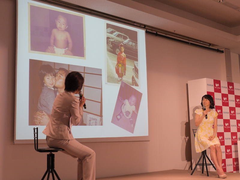 東尾さんが子どもの頃の写真も披露。アルバムではなくプリントのままだったという。「自分の子どもの写真はきちんとした形で残したいですね」（東尾さん）。